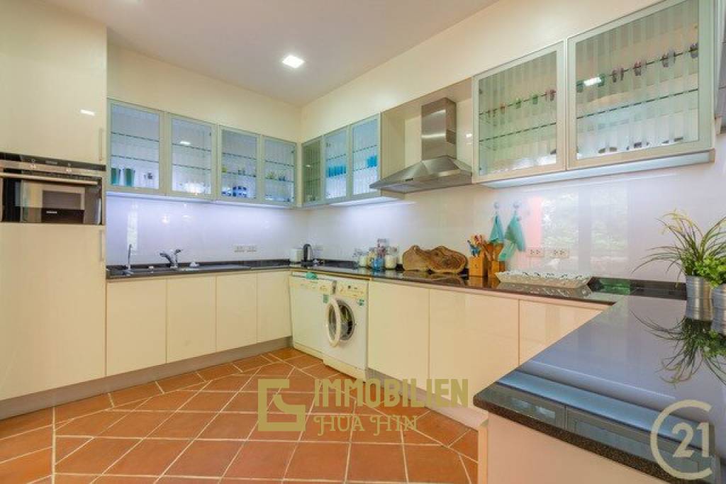 2 bed 3 bath condo for rent in Casa Daeng