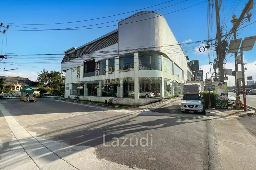 Prime Corner Showroom for Car Dealership or Business with Heavy-Duty Lift and Ample Parking