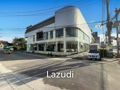 Prime Corner Showroom for Car Dealership or Business with Heavy-Duty Lift and Ample Parking