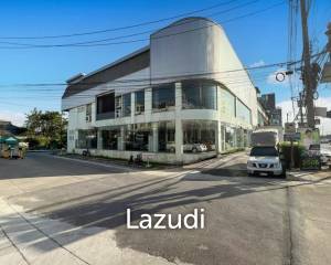 Prime Corner Showroom for Car Dealership or Business with Heavy-Duty Lift and Ample Parking