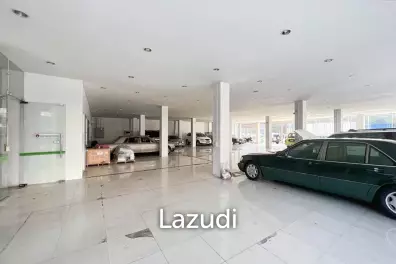 Prime Corner Showroom for Car Dealership or Business with Heavy-Duty Lift and Ample Parking