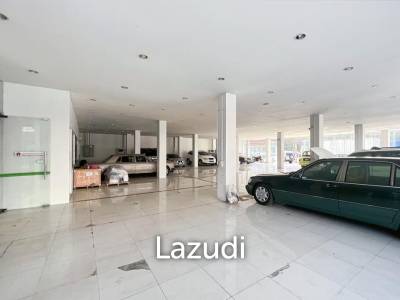Prime Corner Showroom for Car Dealership or Business with Heavy-Duty Lift and Ample Parking