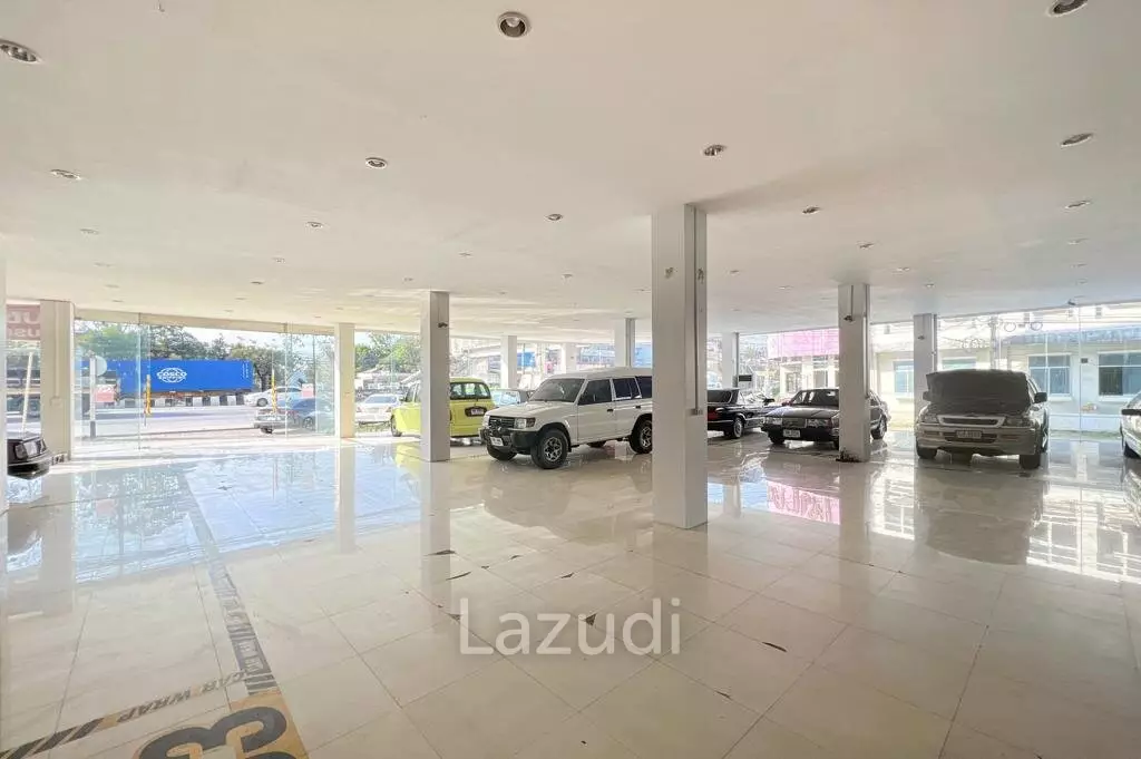 Prime Corner Showroom for Car Dealership or Business with Heavy-Duty Lift and Ample Parking