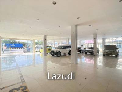 Prime Corner Showroom for Car Dealership or Business with Heavy-Duty Lift and Ample Parking