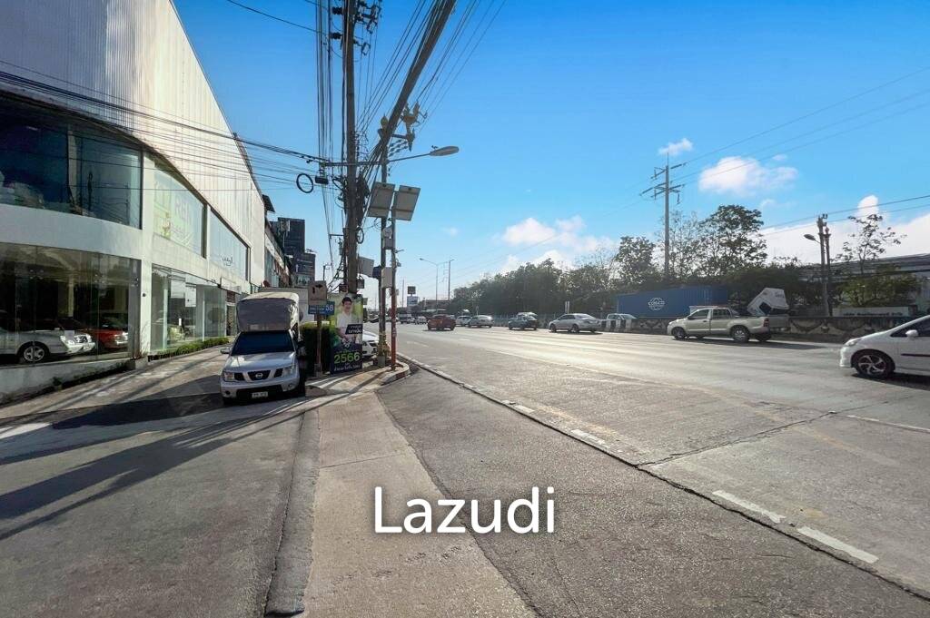 Prime Corner Showroom for Car Dealership or Business with Heavy-Duty Lift and Ample Parking