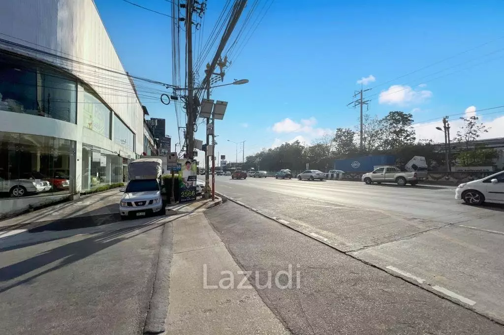 Prime Corner Showroom for Car Dealership or Business with Heavy-Duty Lift and Ample Parking