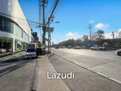 Prime Corner Showroom for Car Dealership or Business with Heavy-Duty Lift and Ample Parking