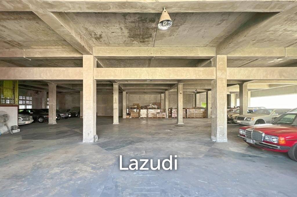 Prime Corner Showroom for Car Dealership or Business with Heavy-Duty Lift and Ample Parking