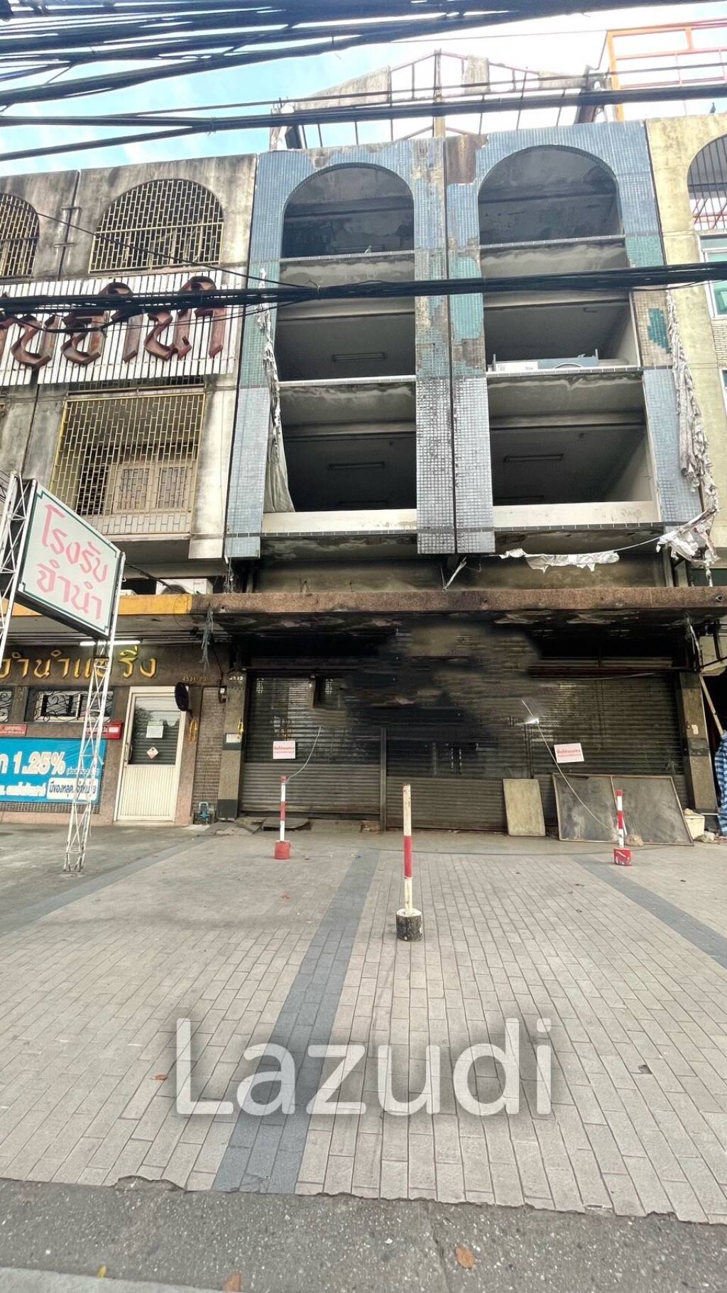 Affordable Commercial Building for Rent Near BTS Bearing with Multiple Potential Uses