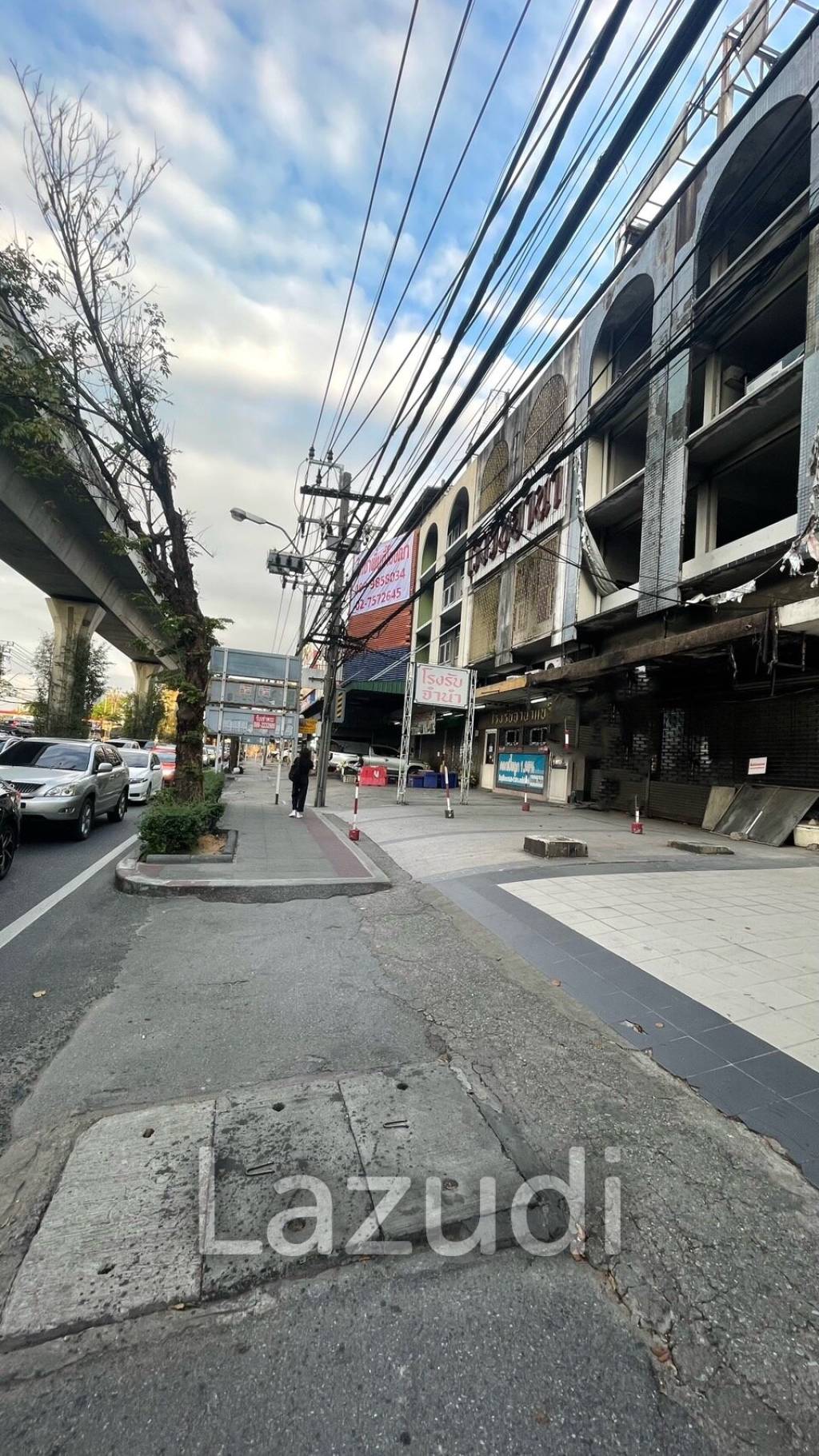 Affordable Commercial Building for Rent Near BTS Bearing with Multiple Potential Uses