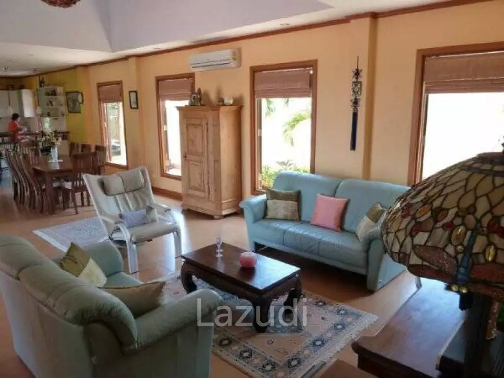 PRANBURI GREEN MOUNTAIN : Beautifully Presented 3 Bed Pool Villa with Guest Suite