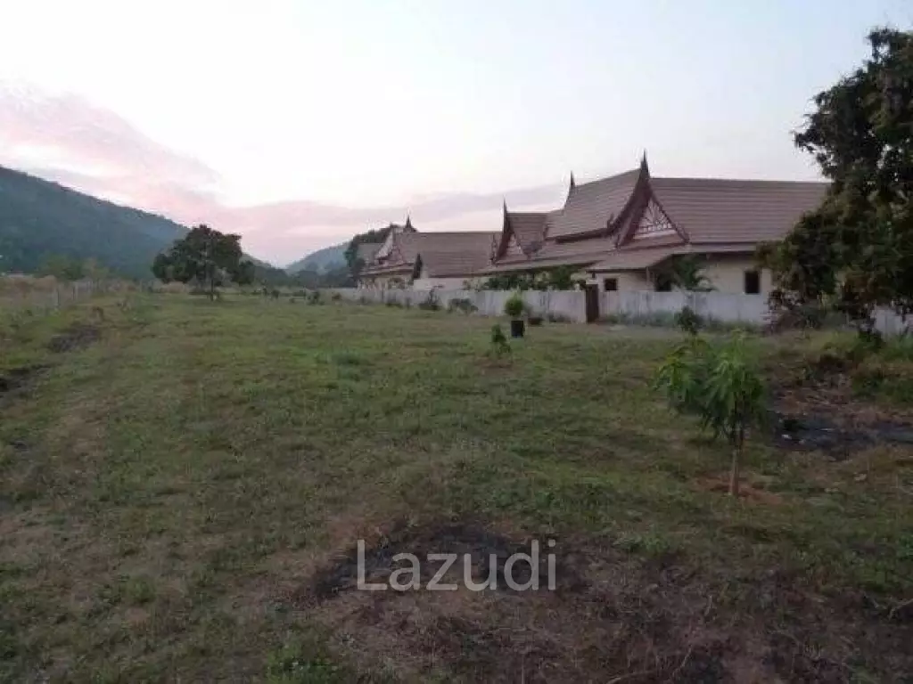 PRANBURI GREEN MOUNTAIN : Beautifully Presented 3 Bed Pool Villa with Guest Suite
