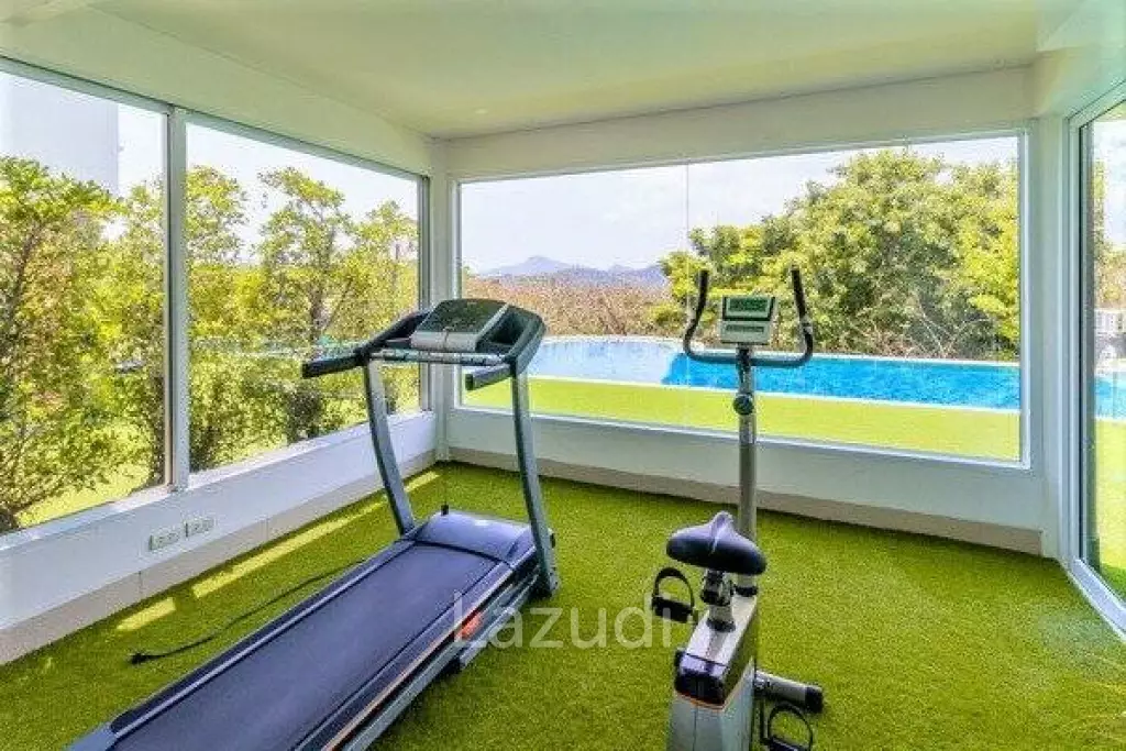 CLIFF + CLOUDS : 3 Bed Mountain View Condo