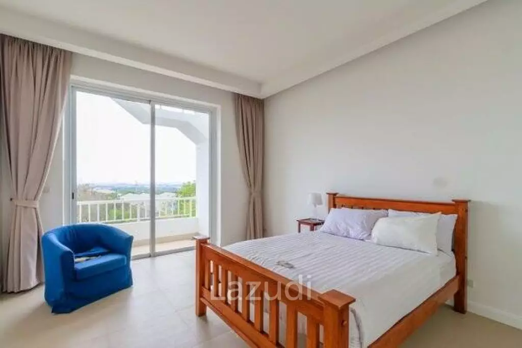 CLIFF + CLOUDS : 3 Bed Mountain View Condo