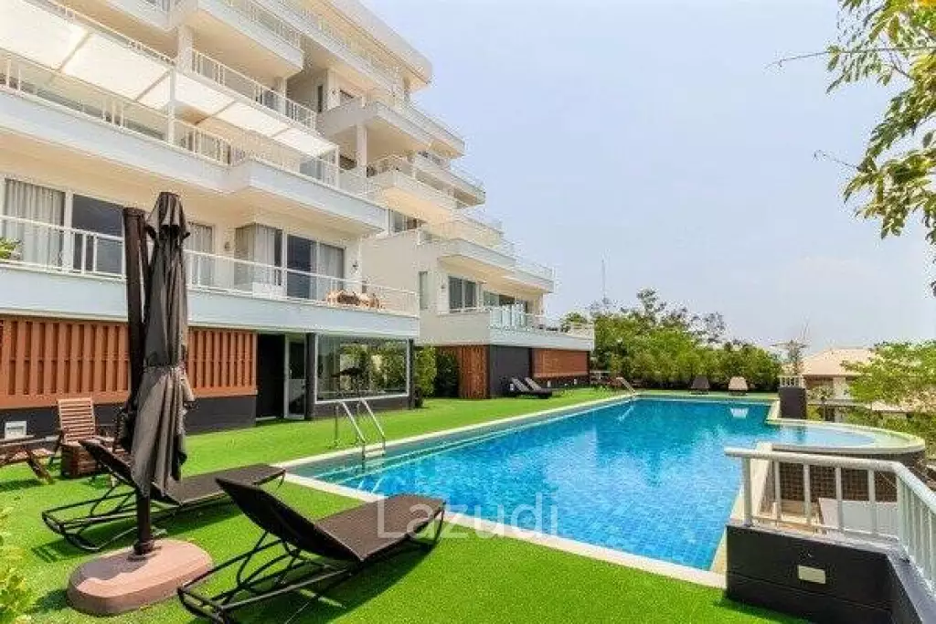 CLIFF + CLOUDS : 3 Bed Mountain View Condo