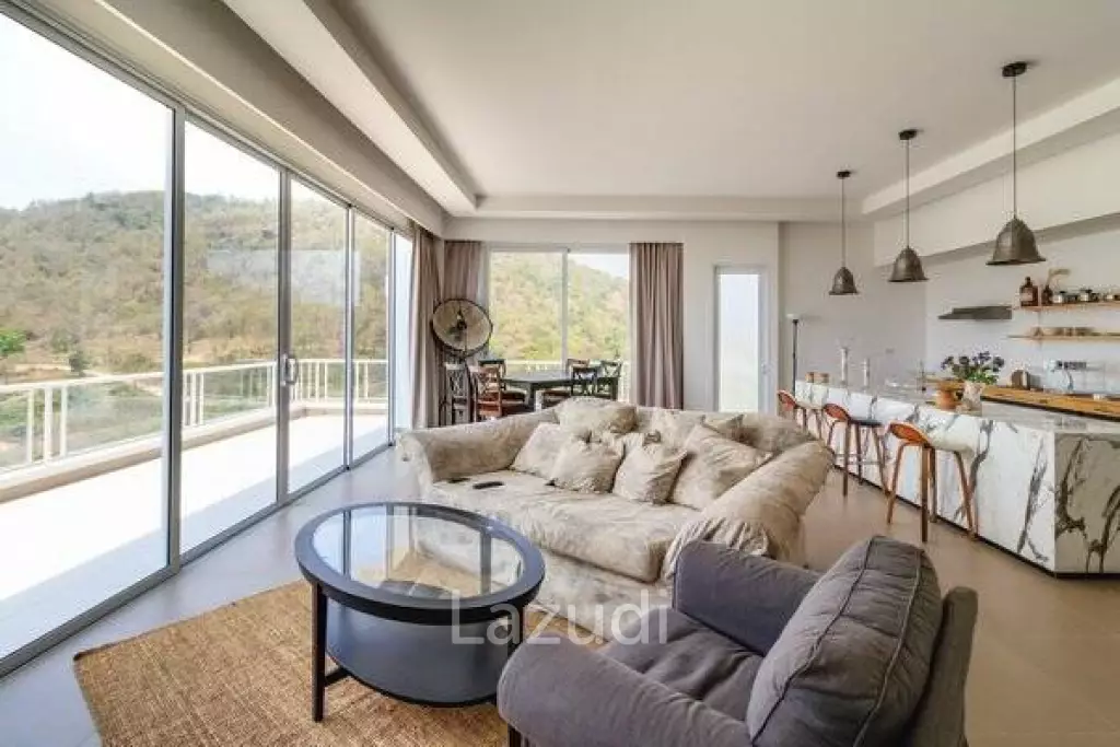 CLIFF + CLOUDS : 3 Bed Mountain View Condo