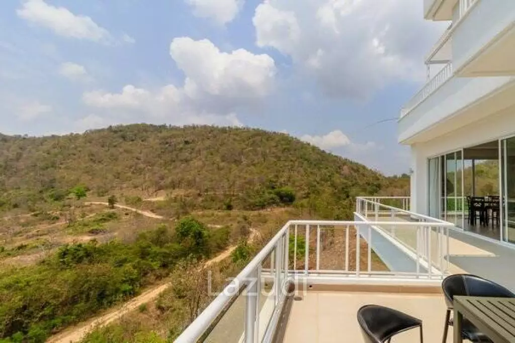 CLIFF + CLOUDS : 3 Bed Mountain View Condo