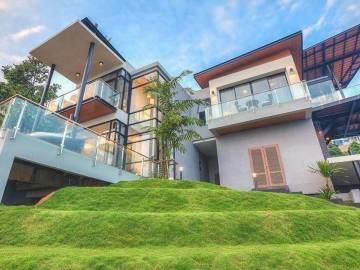 Striking Luxury Villa with Panoramic Sea View