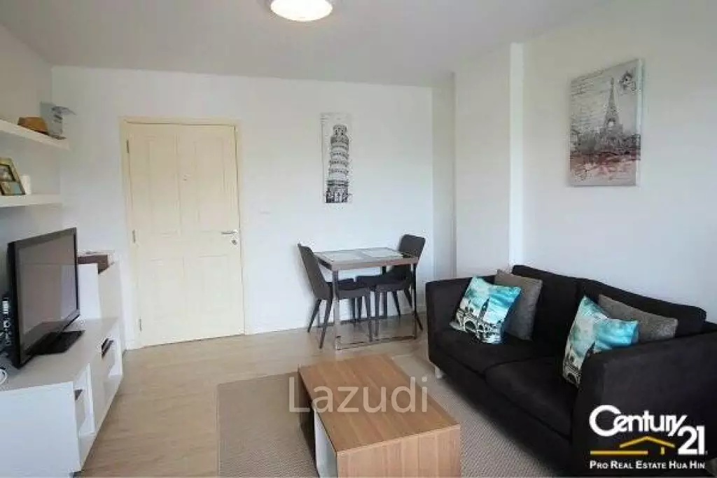 Studio Condo with Mountain View