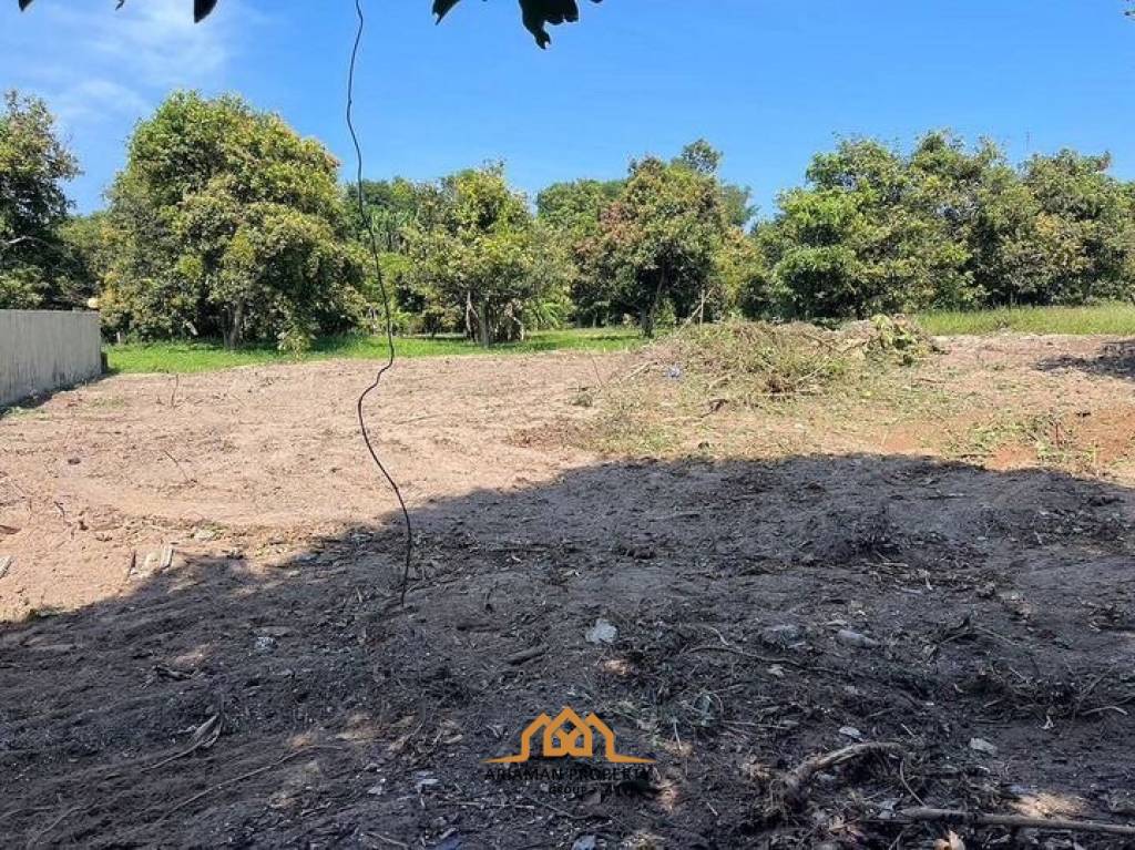 Land for sale walking distance to beach