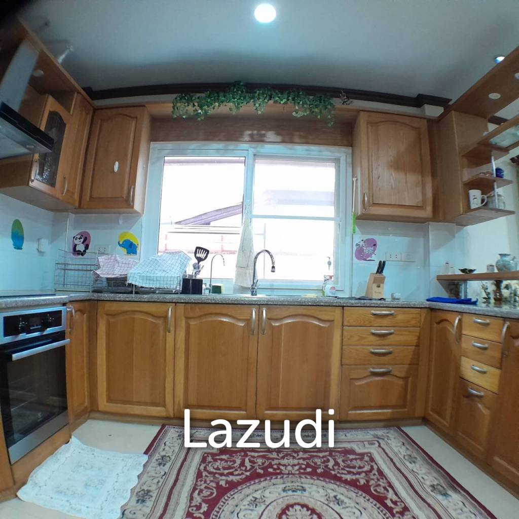 4 Bedroom 5 Bathrooms 900 SQ.M Eakmongkol 4
