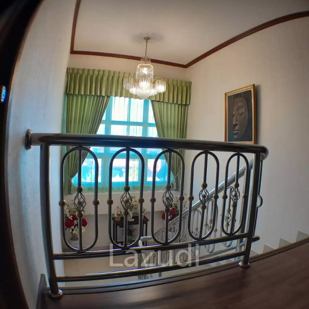 4 Bedroom 5 Bathrooms 900 SQ.M Eakmongkol 4