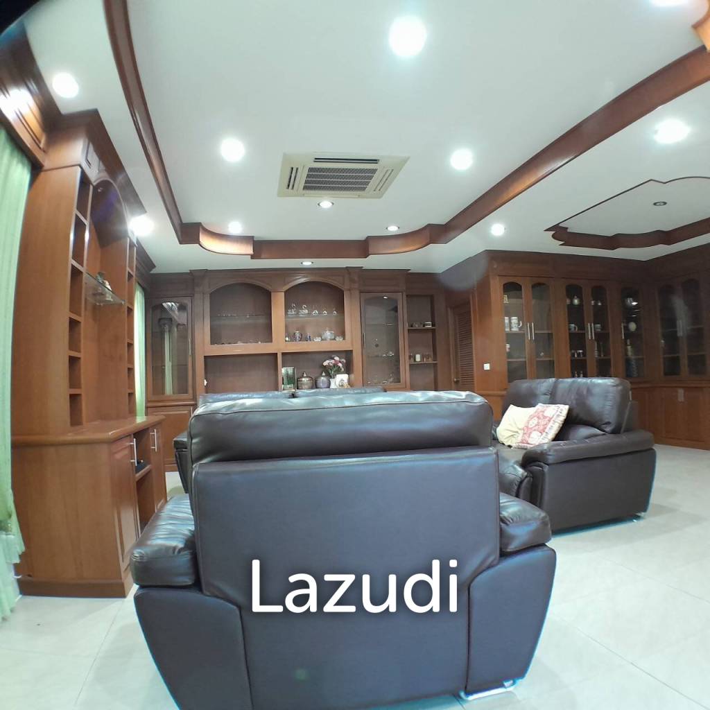 4 Bedroom 5 Bathrooms 900 SQ.M Eakmongkol 4