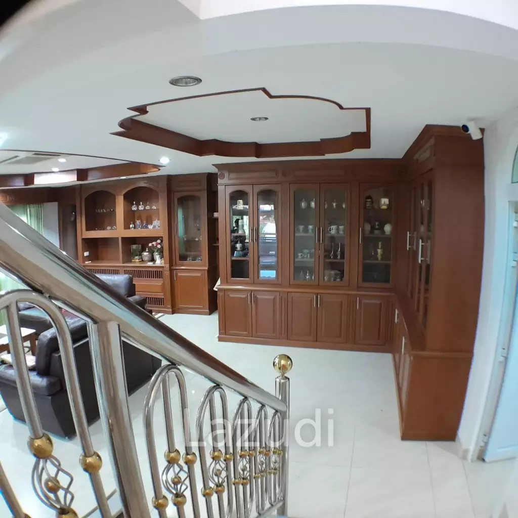 4 Bedroom 5 Bathrooms 900 SQ.M Eakmongkol 4