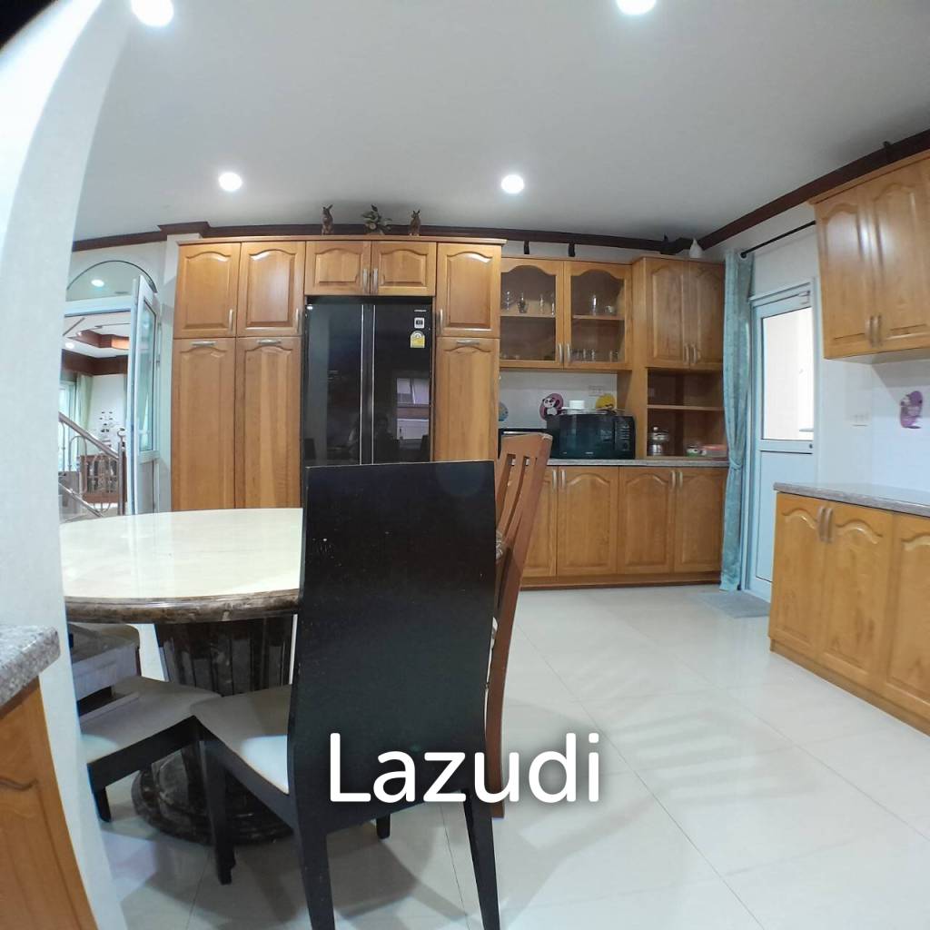 4 Bedroom 5 Bathrooms 900 SQ.M Eakmongkol 4