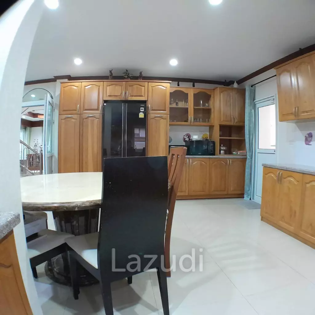 4 Bedroom 5 Bathrooms 900 SQ.M Eakmongkol 4