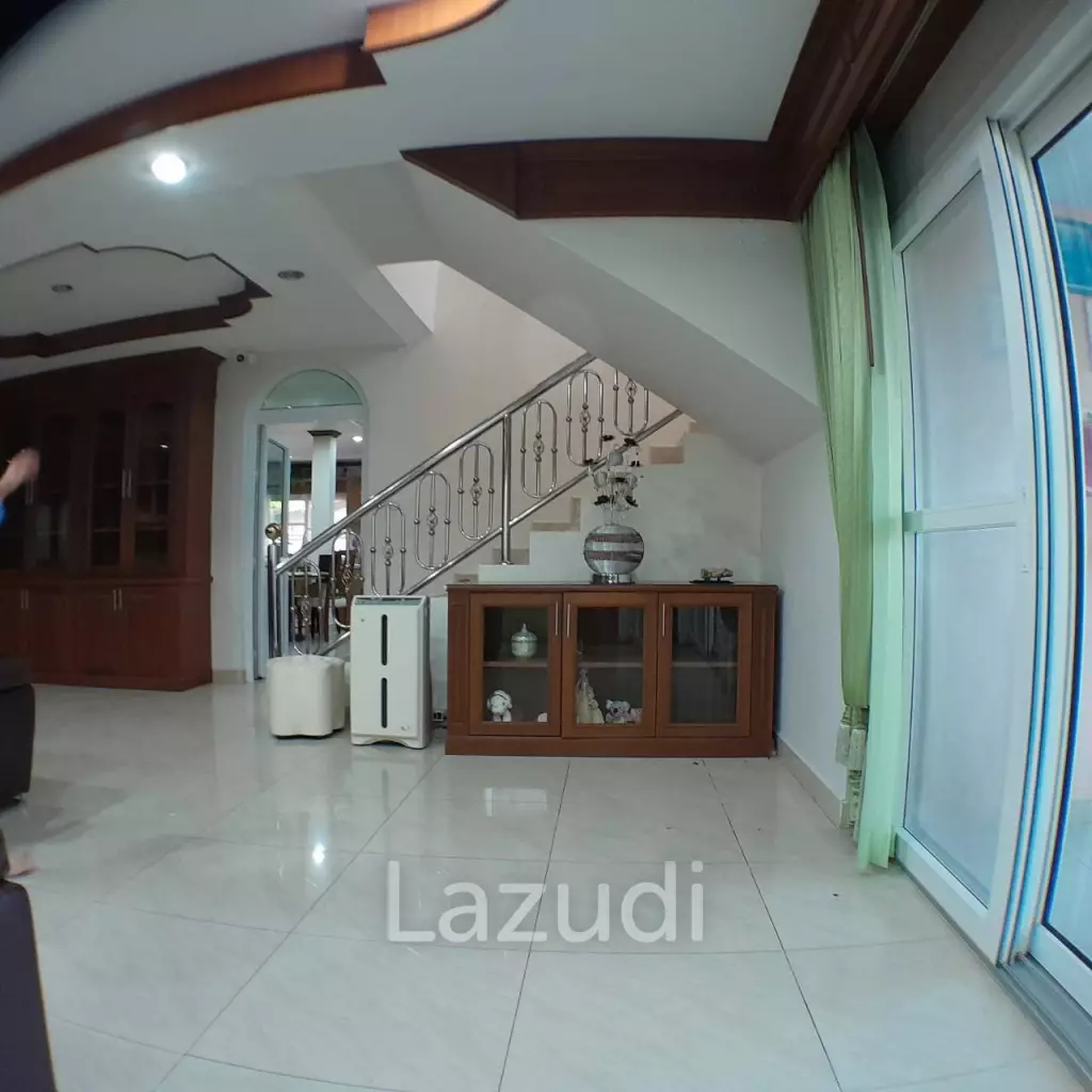 4 Bedroom 5 Bathrooms 900 SQ.M Eakmongkol 4