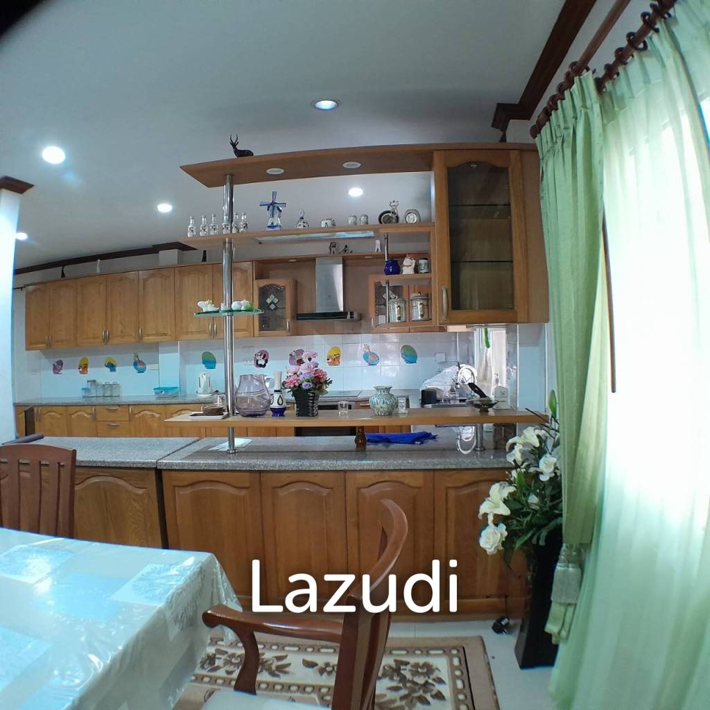 4 Bedroom 5 Bathrooms 900 SQ.M Eakmongkol 4