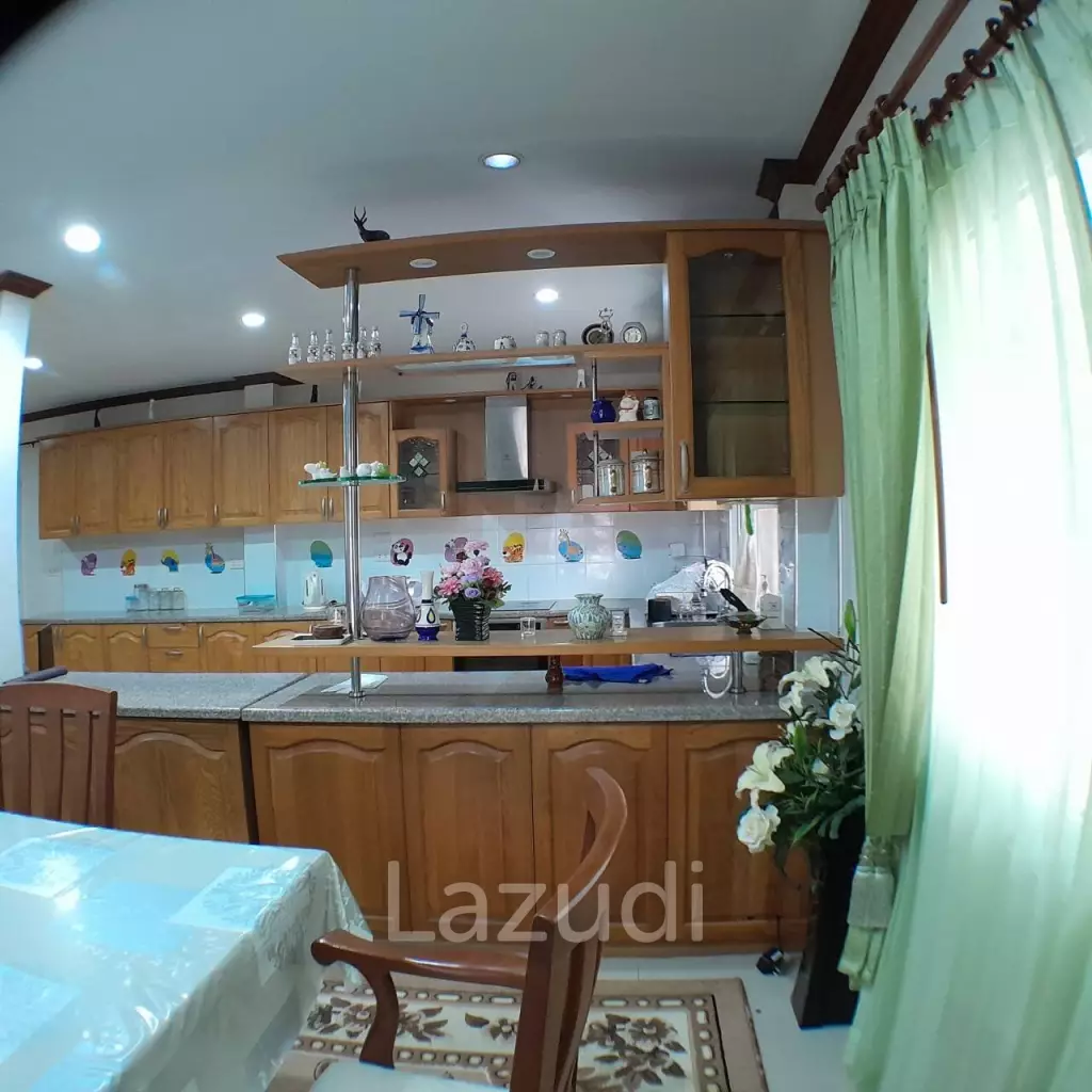 4 Bedroom 5 Bathrooms 900 SQ.M Eakmongkol 4