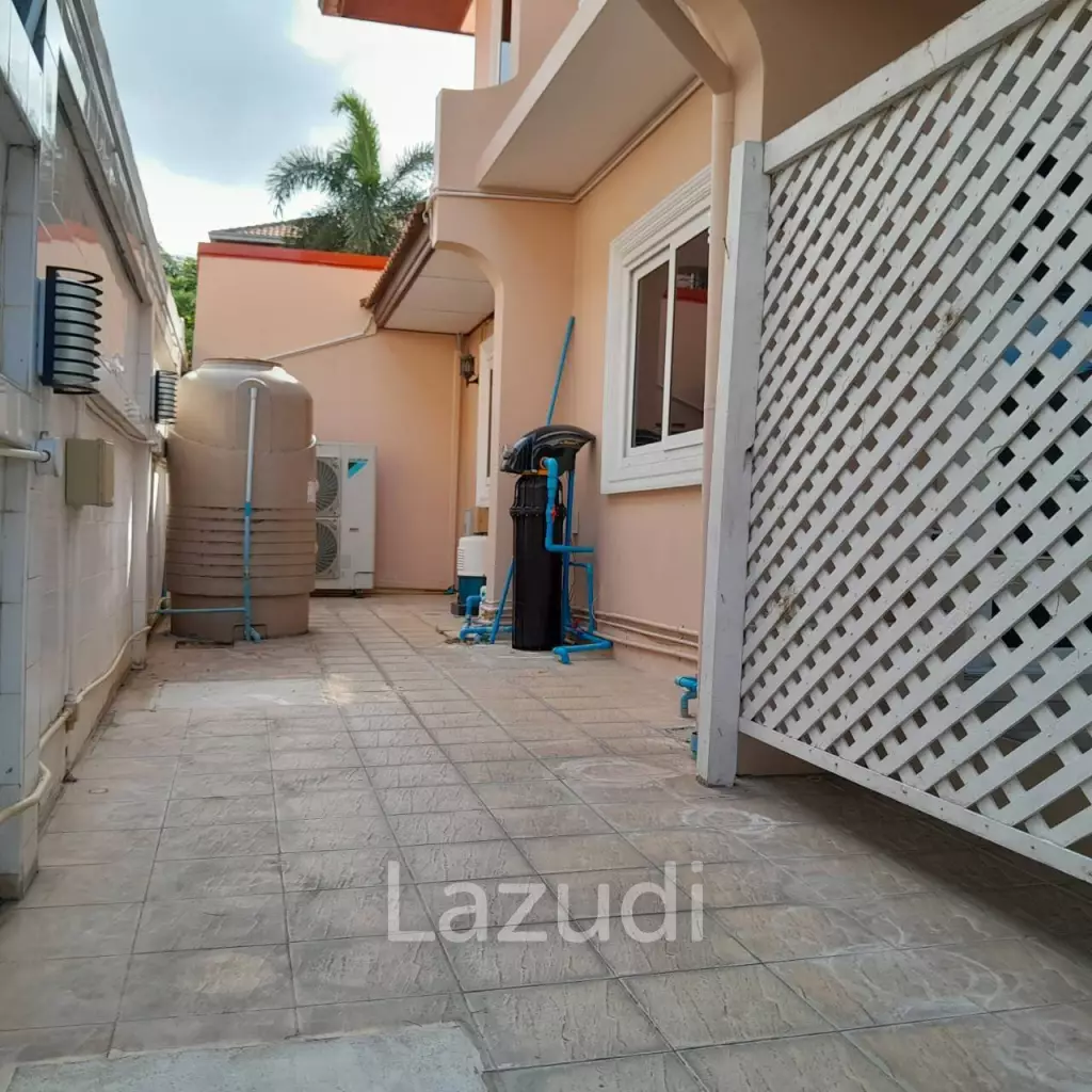 4 Bedroom 5 Bathrooms 900 SQ.M Eakmongkol 4