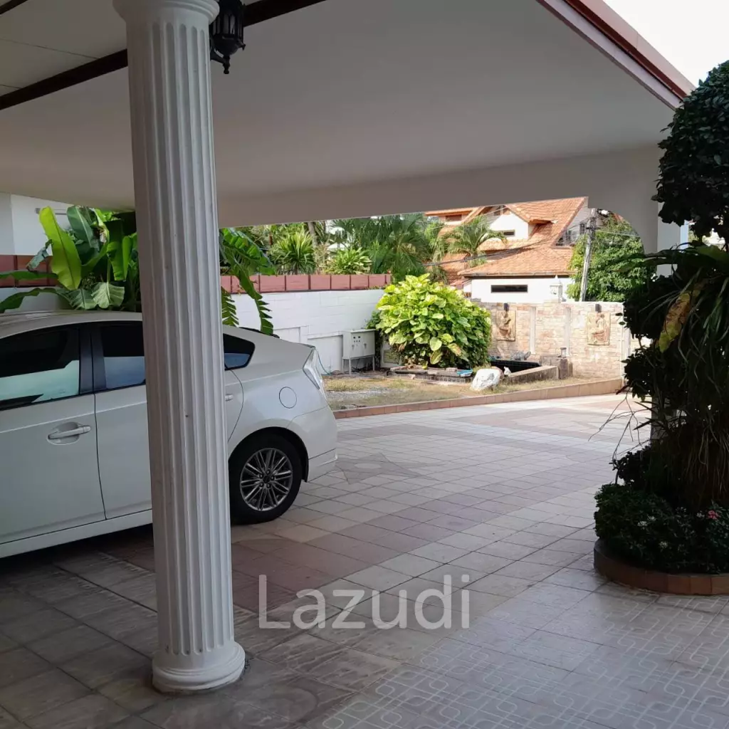4 Bedroom 5 Bathrooms 900 SQ.M Eakmongkol 4