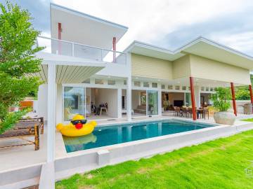 SPRINGFIELD VILLA : Luxury Brand New Pool Villa on the Golf Course