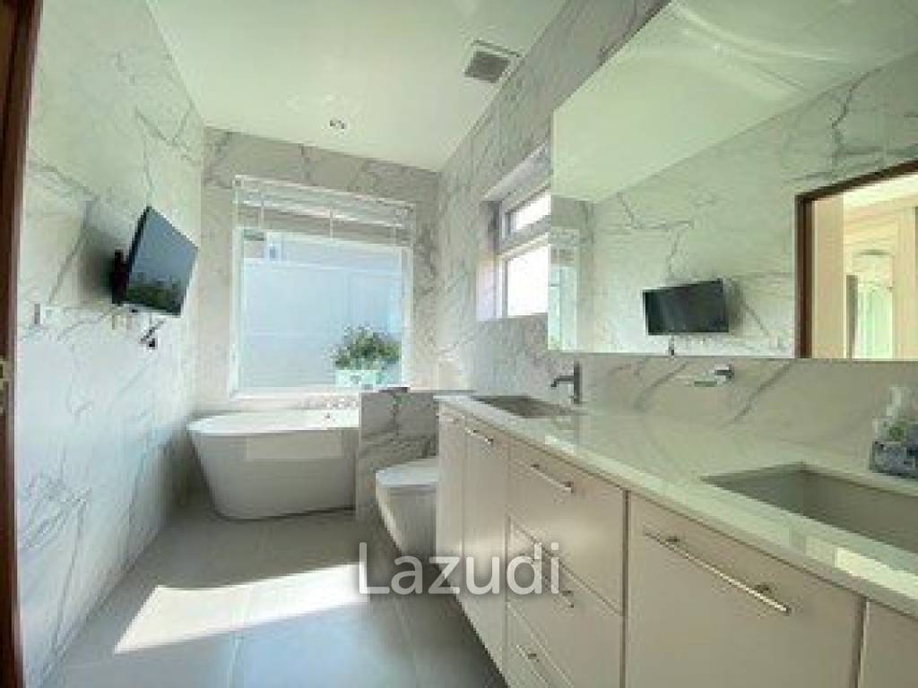 Hillside Hamlet: 3 bed 3 bath with Yoga room