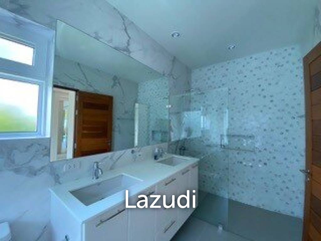 Hillside Hamlet: 3 bed 3 bath with Yoga room