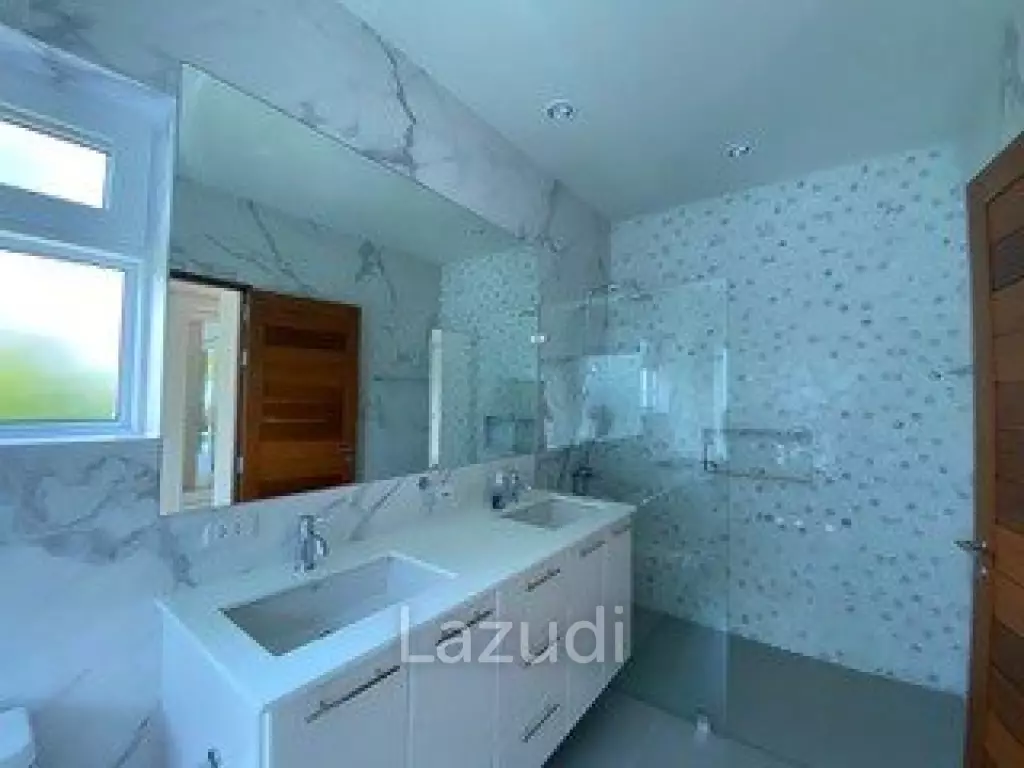 Hillside Hamlet: 3 bed 3 bath with Yoga room