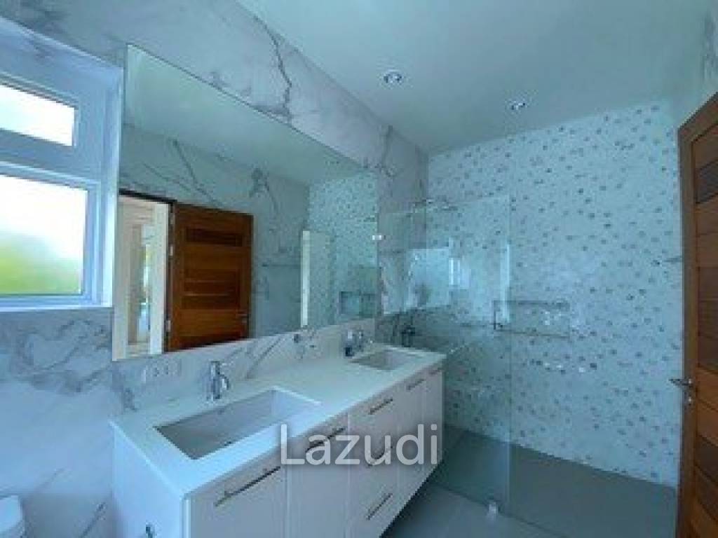 Hillside Hamlet: 3 bed 3 bath with Yoga room