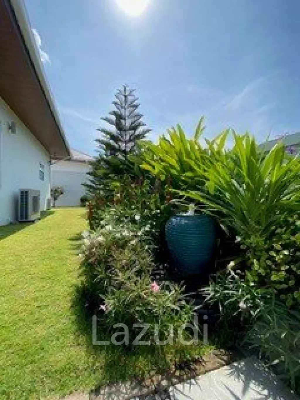 Hillside Hamlet: 3 bed 3 bath with Yoga room