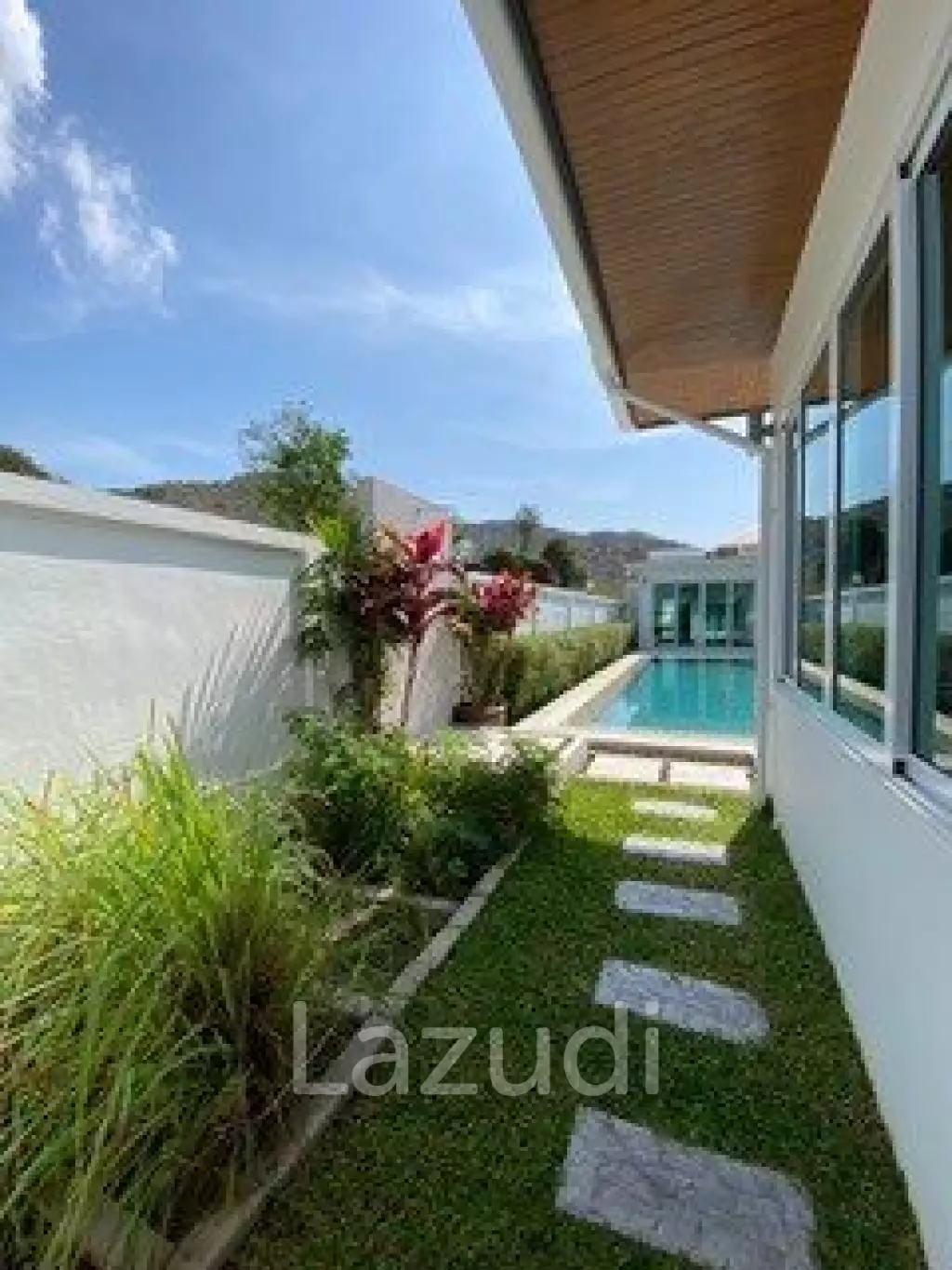 Hillside Hamlet: 3 bed 3 bath with Yoga room