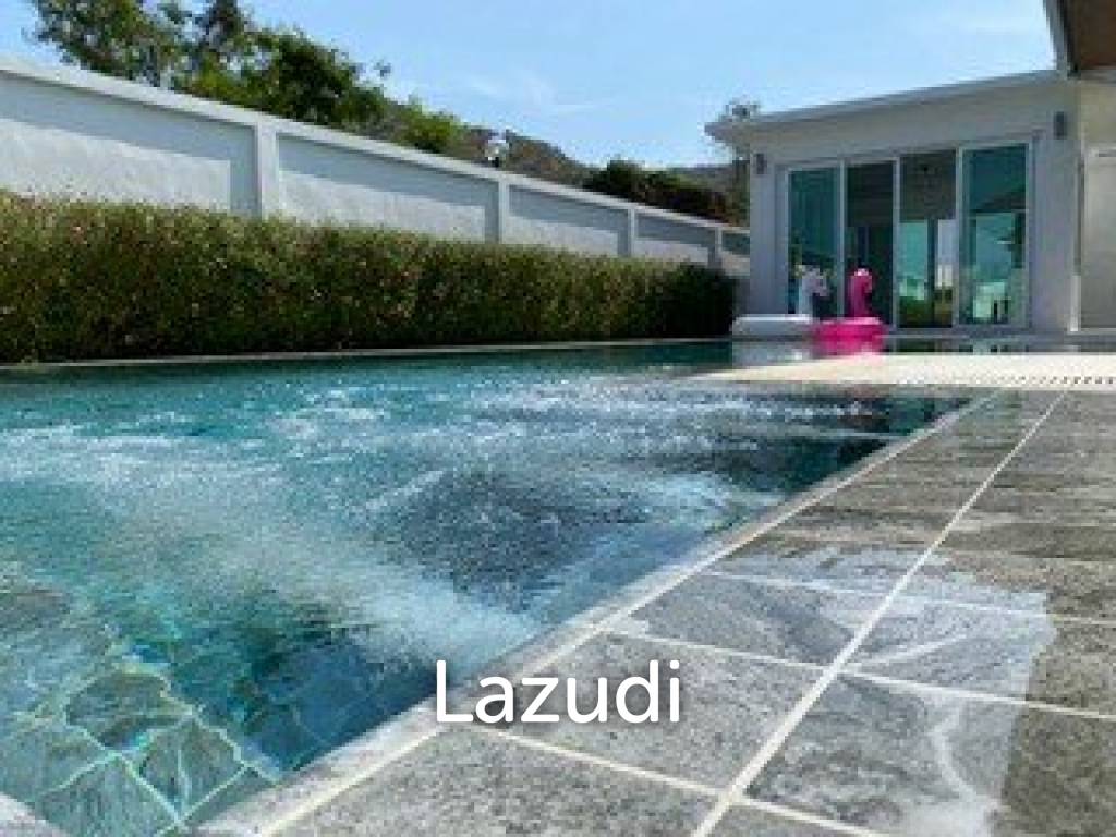 Hillside Hamlet: 3 bed 3 bath with Yoga room