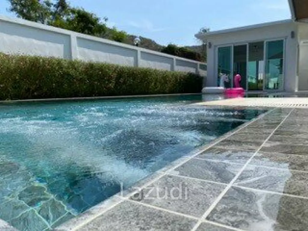 Hillside Hamlet: 3 bed 3 bath with Yoga room