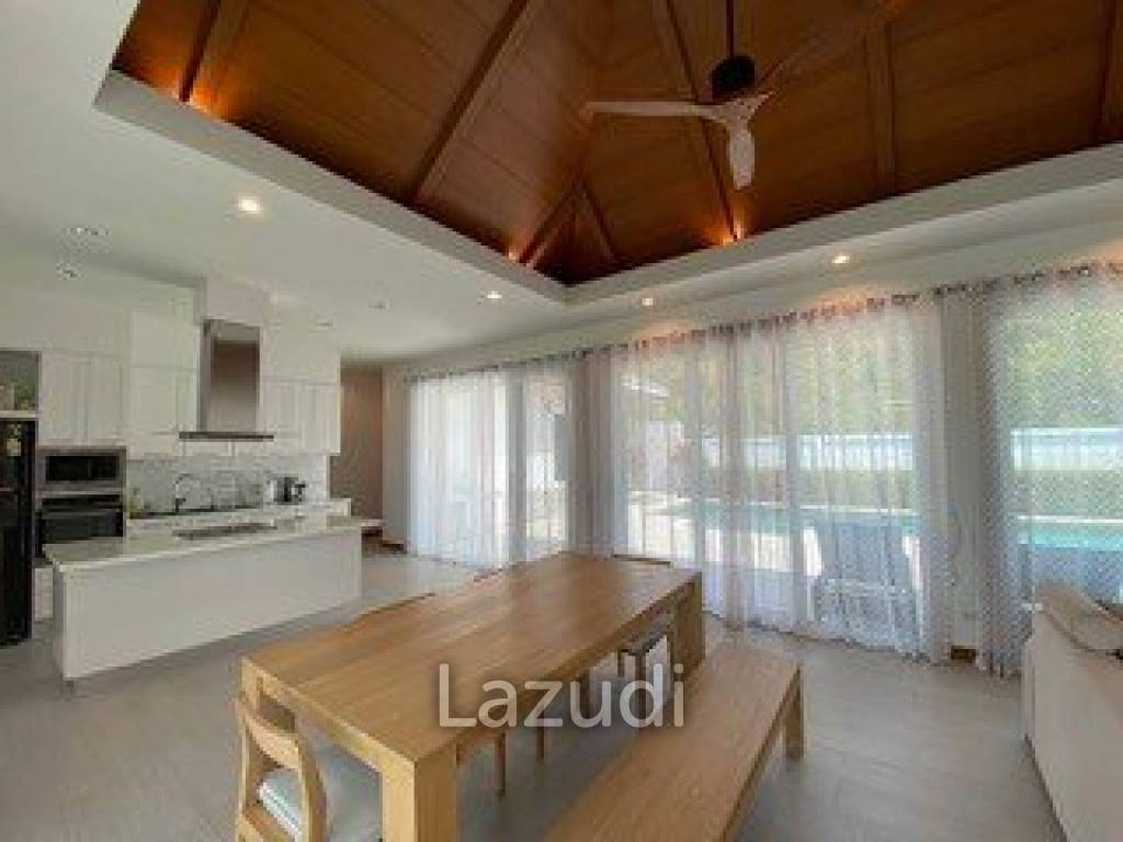 Hillside Hamlet: 3 bed 3 bath with Yoga room