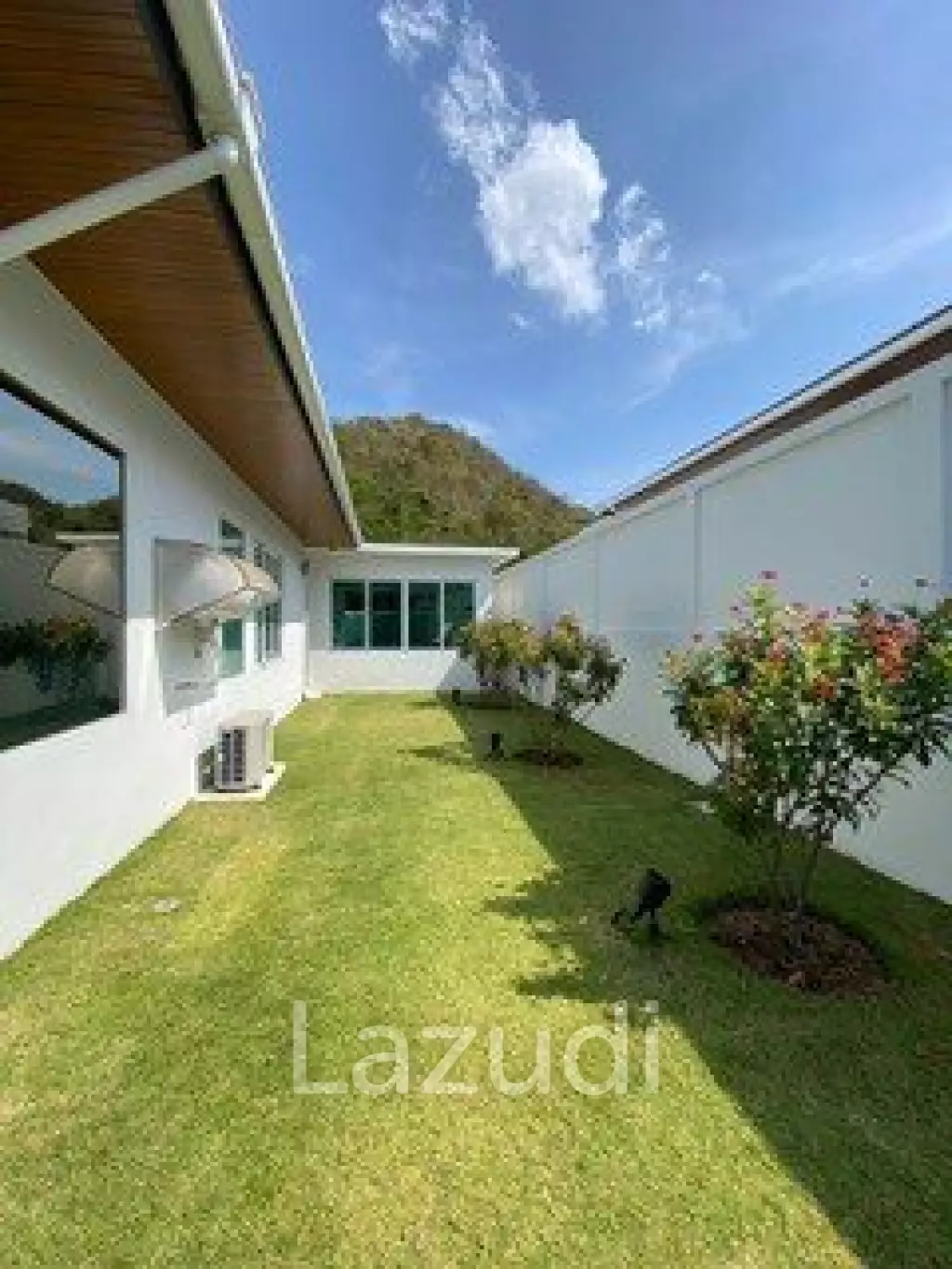 Hillside Hamlet: 3 bed 3 bath with Yoga room