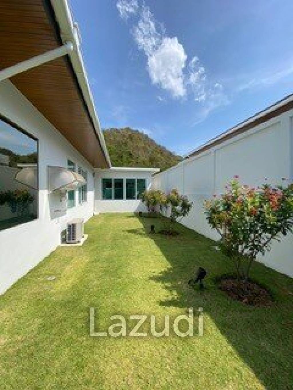 Hillside Hamlet: 3 bed 3 bath with Yoga room