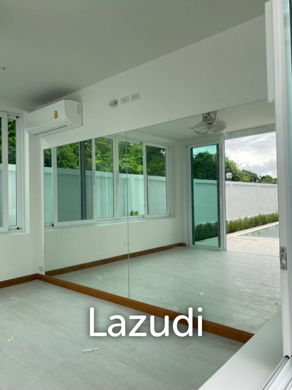 Hillside Hamlet: 3 bed 3 bath with Yoga room