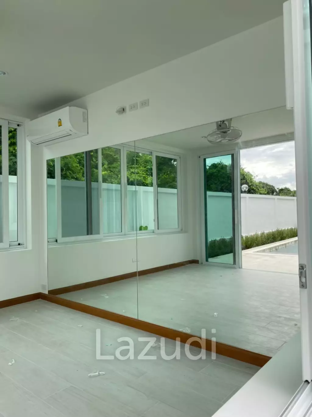 Hillside Hamlet: 3 bed 3 bath with Yoga room