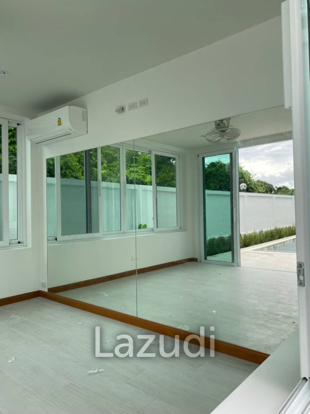 Hillside Hamlet: 3 bed 3 bath with Yoga room